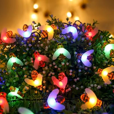 guirlande exterieur lumineuse abeille multicolore deposee dans plante