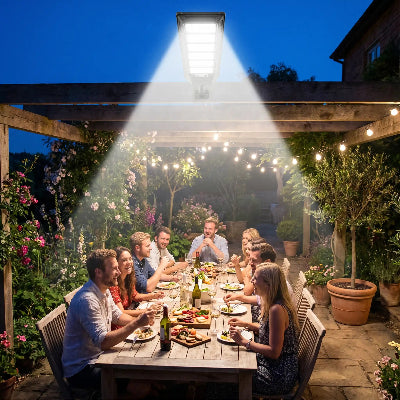lampadaire 8000w eclairant souper entre amis exterieur