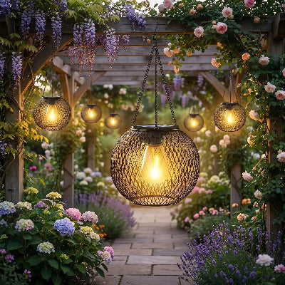 lanterne exterieures Amina sous pergola jardin fleuri