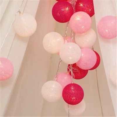 guirlande lumineuse boule coton blanc rose rouge suspendue