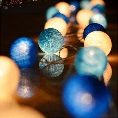 guirlande lumineuse boule coton teintes bleu sur table