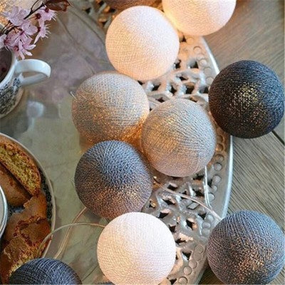 guirlande lumineuse boule coton teintes gris sur table