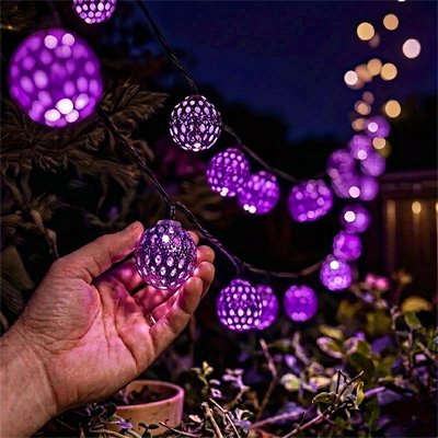 Guirlande lumineuse boule violette suspendue dans jardin