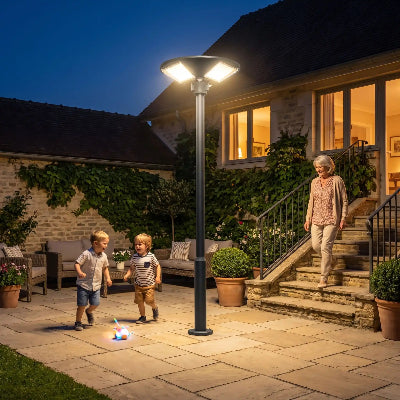 lampadaire design grand maman regarde jouer enfants