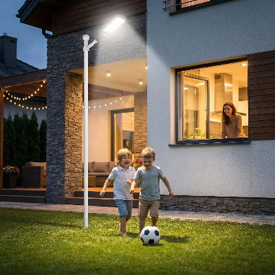 lampadaire exterieur enfants jouant ballon maman regarde