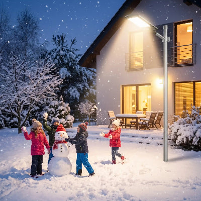 lampadaire exterieur solaire enfants faisant bonhomme neige soir